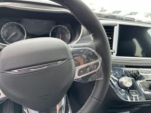 Diamond Black 2027 Chrysler Pacifica SELECT