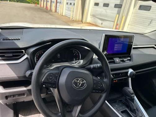 Ice 2023 Toyota RAV4 LE