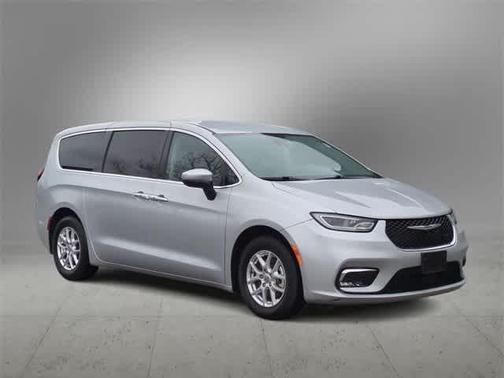 2023 Chrysler Pacifica Touring-L