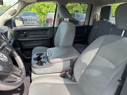 Brilliant Black Crystal Pearlcoat 2019 RAM 1500 Classic Express