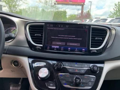 2022 Chrysler Pacifica Touring-L