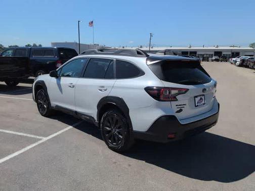 Crystal White Pearl 2023 Subaru Outback Onyx Edition