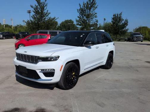 Bright White Clearcoat 2023 Jeep Grand Cherokee Summit