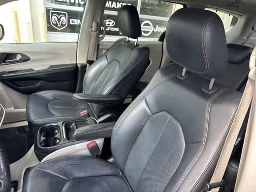 Brilliant Black Crystal Pearlcoat 2019 Chrysler Pacifica Touring-L