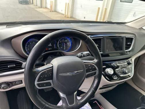 Brilliant Black Crystal Pearlcoat 2019 Chrysler Pacifica Touring-L