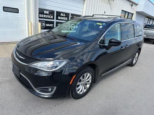 Brilliant Black Crystal Pearlcoat 2019 Chrysler Pacifica Touring-L