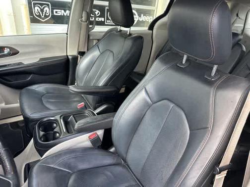 Brilliant Black Crystal Pearlcoat 2019 Chrysler Pacifica Touring-L