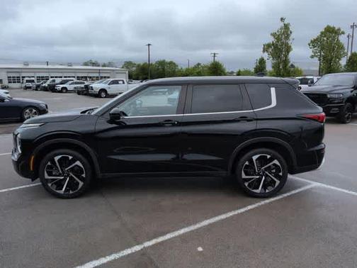 Labrador Black Pearl 2022 Mitsubishi Outlander SE