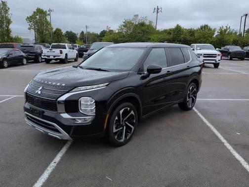Labrador Black Pearl 2022 Mitsubishi Outlander SE