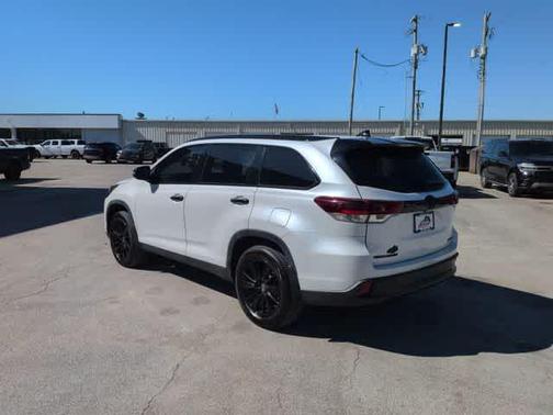 Blizzard Pearl 2019 Toyota Highlander SE