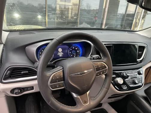 2023 Chrysler Pacifica Touring-L