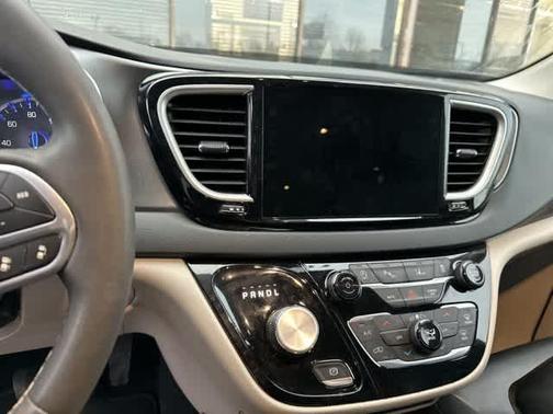 2023 Chrysler Pacifica Touring-L