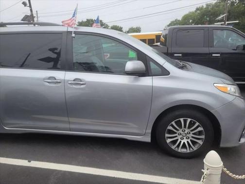 2018 Toyota Sienna XLE
