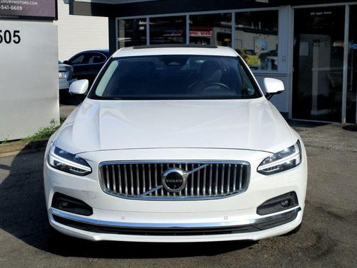 Crystal White Metallic 2023 Volvo S90 B6 Plus