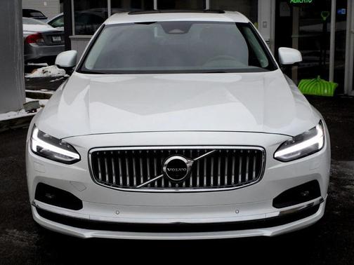 Crystal White Metallic 2023 Volvo S90 B6 Plus