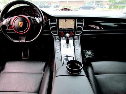 2016 Porsche Panamera 4 Edition