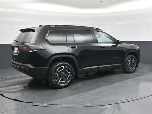 Diamond Black Crystal Pearlcoat 2026 Jeep Cherokee Laredo 4x4