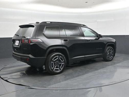 Diamond Black Crystal Pearlcoat 2026 Jeep Cherokee Laredo 4x4