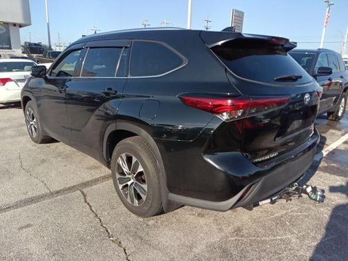 Midnight Black Metallic 2021 Toyota Highlander XLE