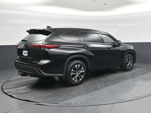 Midnight Black Metallic 2021 Toyota Highlander XLE
