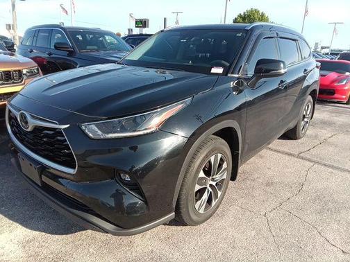 Midnight Black Metallic 2021 Toyota Highlander XLE