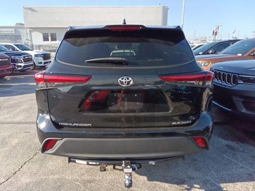 Midnight Black Metallic 2021 Toyota Highlander XLE