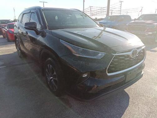 Midnight Black Metallic 2021 Toyota Highlander XLE