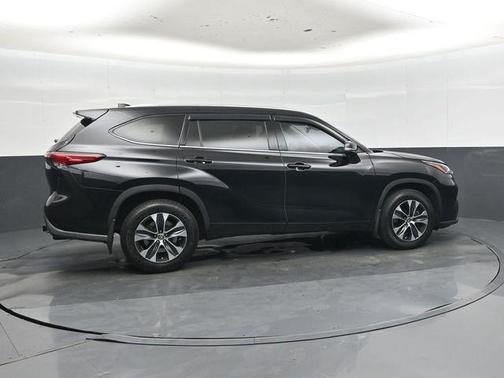 Midnight Black Metallic 2021 Toyota Highlander XLE