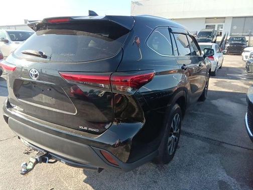Midnight Black Metallic 2021 Toyota Highlander XLE