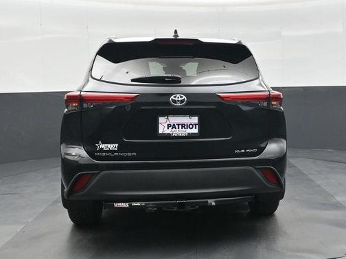 Midnight Black Metallic 2021 Toyota Highlander XLE