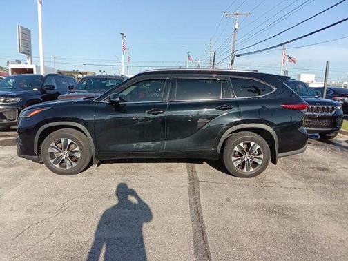 Midnight Black Metallic 2021 Toyota Highlander XLE