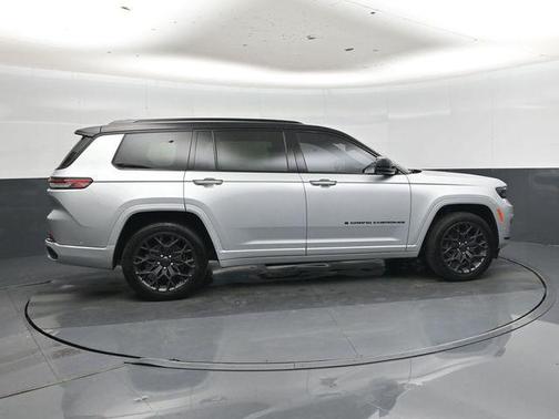Diamond Black Crystal Pearlcoat 2023 Jeep Grand Cherokee L Summit Reserve