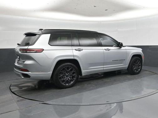 Diamond Black Crystal Pearlcoat 2023 Jeep Grand Cherokee L Summit Reserve
