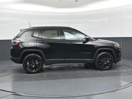 Diamond Black Crystal Pearlcoat 2026 Jeep Compass Latitude