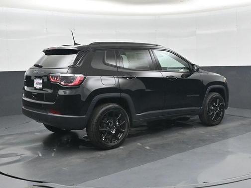 Diamond Black Crystal Pearlcoat 2026 Jeep Compass Latitude