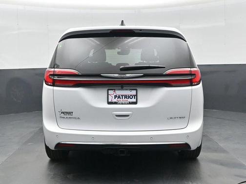Bright White Clearcoat 2026 Chrysler Pacifica Limited