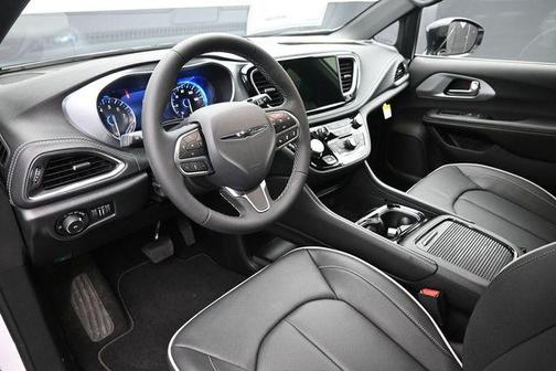 Bright White Clearcoat 2026 Chrysler Pacifica Limited