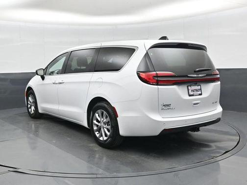 Bright White Clearcoat 2026 Chrysler Pacifica Limited