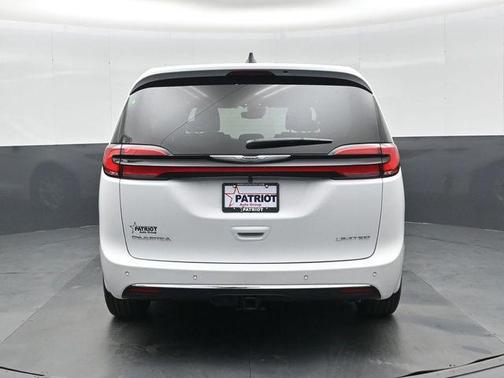 Bright White Clearcoat 2026 Chrysler Pacifica Limited