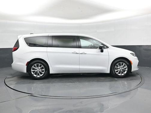 Bright White Clearcoat 2026 Chrysler Pacifica Limited