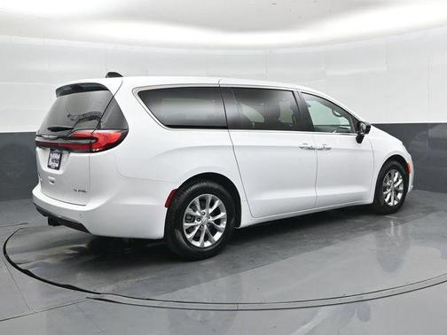 Bright White Clearcoat 2026 Chrysler Pacifica Limited