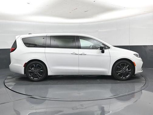 Bright White Clearcoat 2026 Chrysler Pacifica Limited