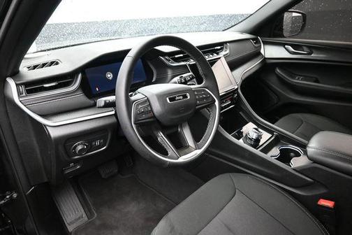Diamond Black Crystal Pearlcoat 2025 Jeep Grand Cherokee L Laredo