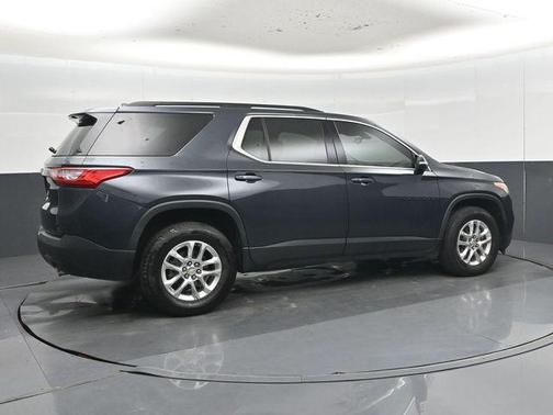 Graphite Metallic 2021 Chevrolet Traverse LT Cloth