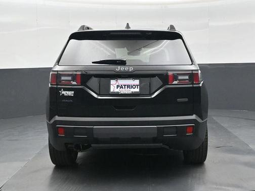 Diamond Black Crystal Pearlcoat 2026 Jeep Cherokee Overland