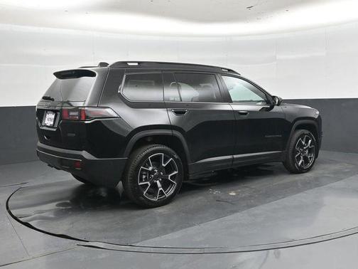 Diamond Black Crystal Pearlcoat 2026 Jeep Cherokee Overland