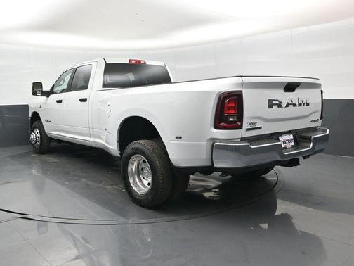 Bright White Clearcoat 2026 RAM 3500 Big Horn Crew Cab 4x4 8' Box