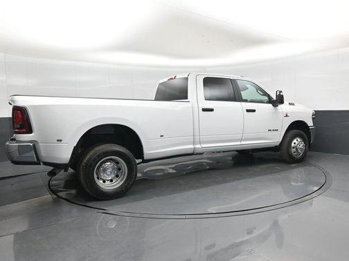 Bright White Clearcoat 2026 RAM 3500 Big Horn Crew Cab 4x4 8' Box