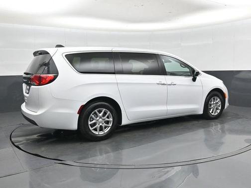 2026 Chrysler Voyager LX