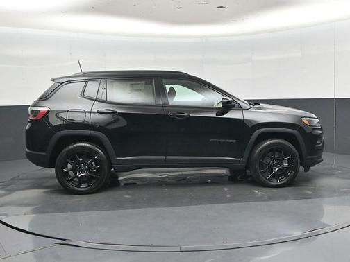Diamond Black Crystal Pearlcoat 2026 Jeep Compass Latitude